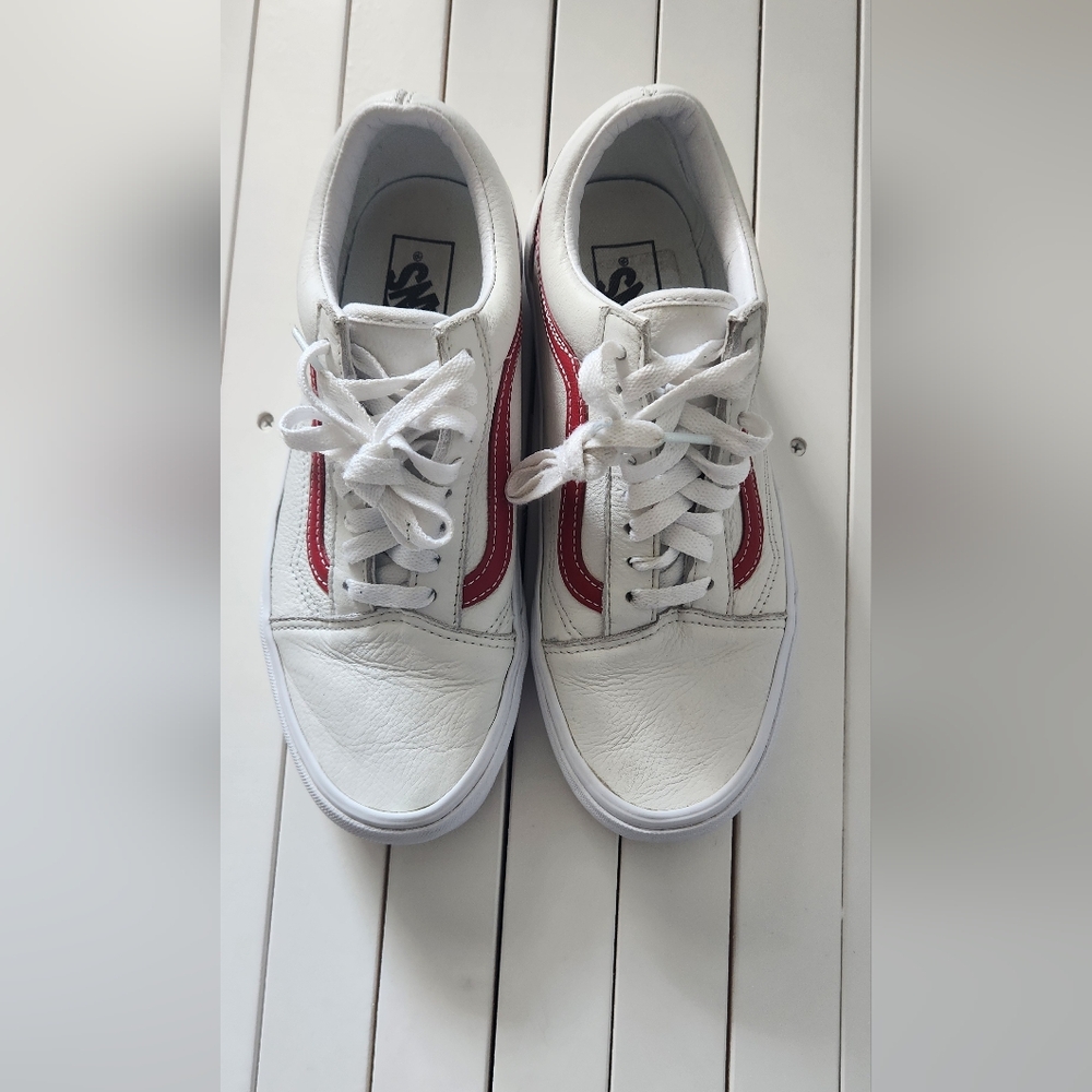 Vans Old Skool Premium Leather Shoes. Size:7.5 for men. 9woman. Color:white.